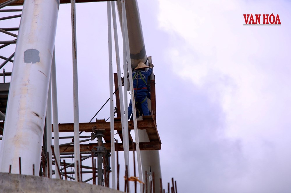 Công nhân “treo mình” giữa dòng nước lũ thi công cầu trăm tỉ đồng ở Thái Nguyên - ảnh 7