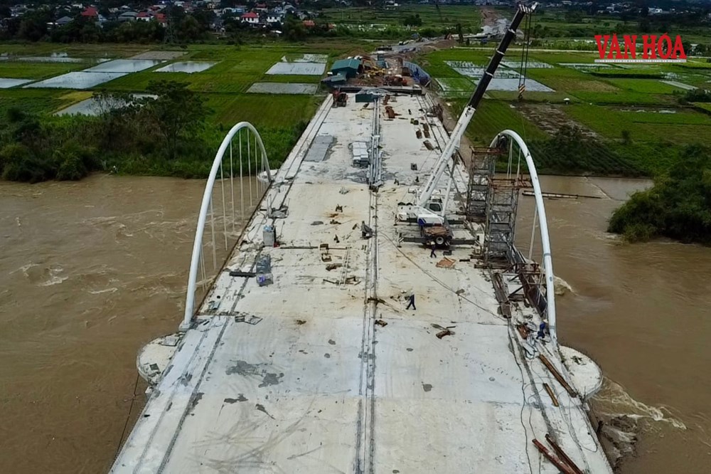 Công nhân “treo mình” giữa dòng nước lũ thi công cầu trăm tỉ đồng ở Thái Nguyên - ảnh 4