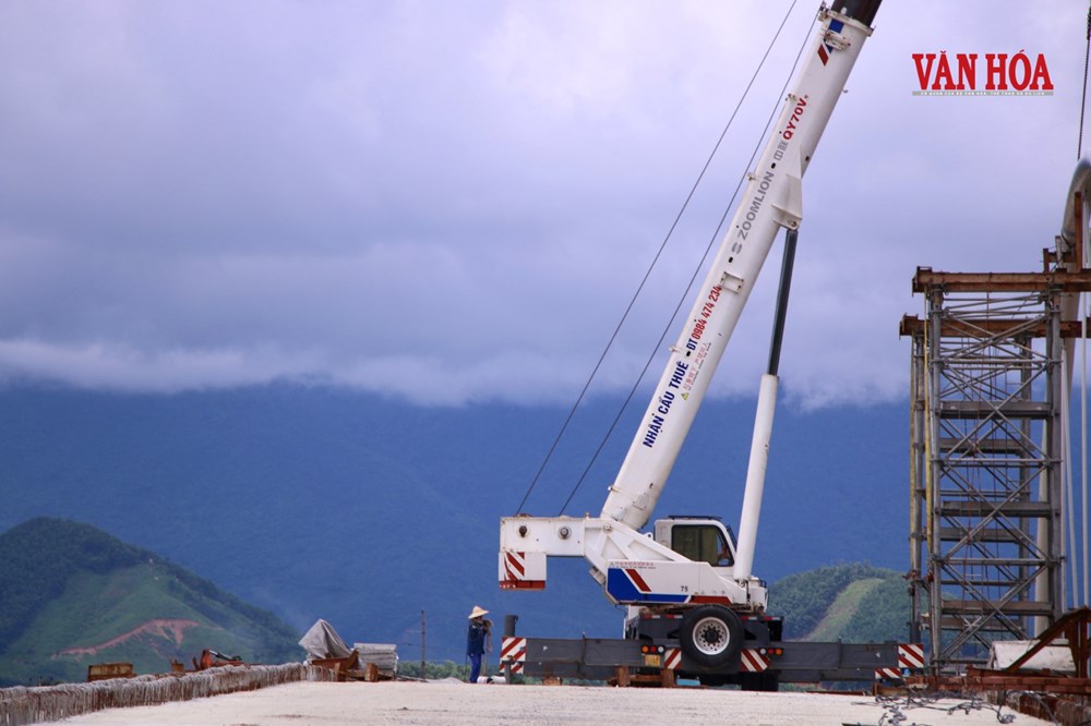 Công nhân “treo mình” giữa dòng nước lũ thi công cầu trăm tỉ đồng ở Thái Nguyên - ảnh 2