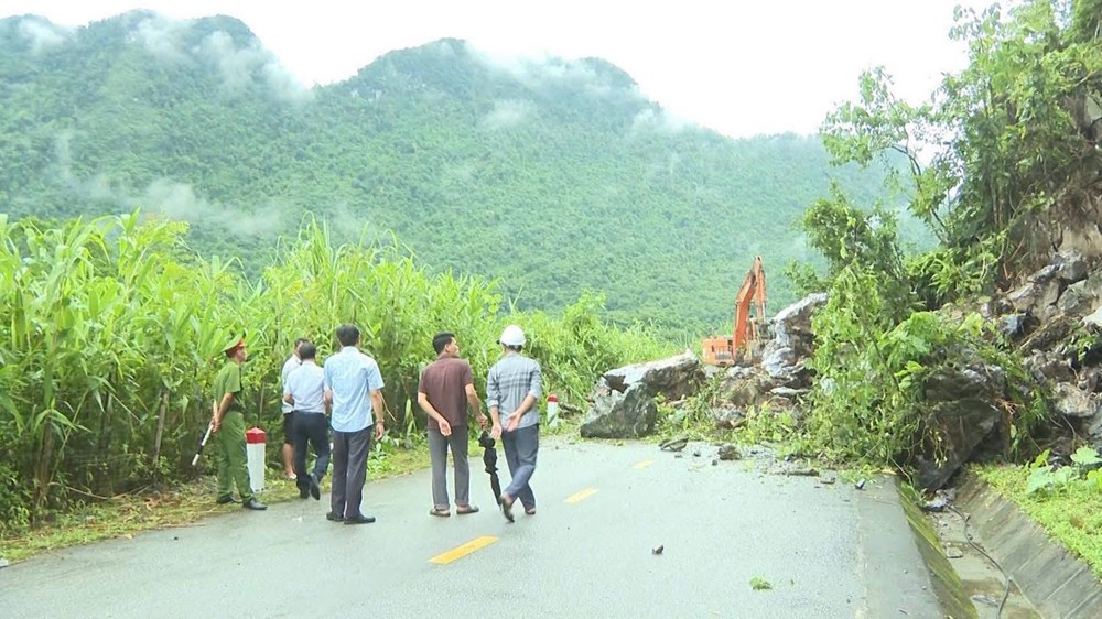 Tuyên Quang khẩn trương thông tuyến sau vụ sạt lở đá - ảnh 1