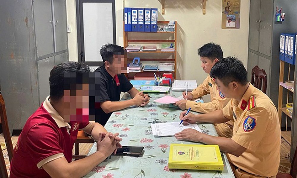 Tuyên Quang xử phạt 2 lái xe tranh giành khách trên Quốc lộ 4C - ảnh 1