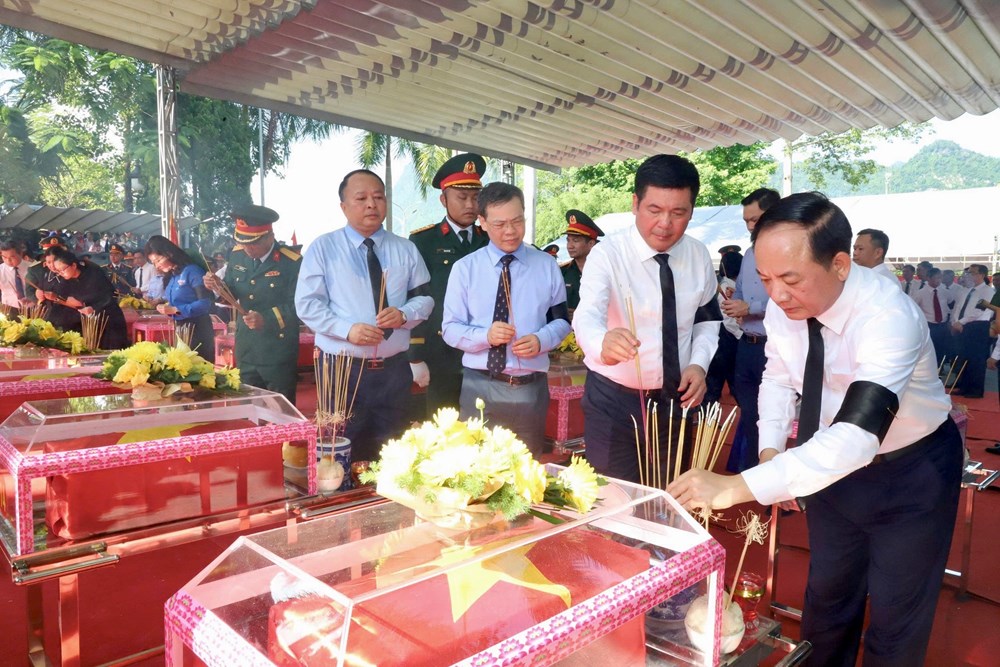 Truy điệu, an táng trọng thể 34 hài cốt liệt sĩ tại Nghĩa trang Quốc gia Vị Xuyên - ảnh 1
