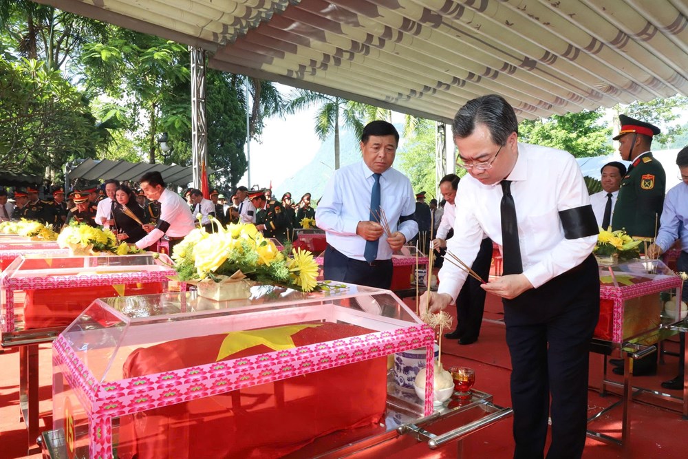 Truy điệu, an táng trọng thể 34 hài cốt liệt sĩ tại Nghĩa trang Quốc gia Vị Xuyên - ảnh 2