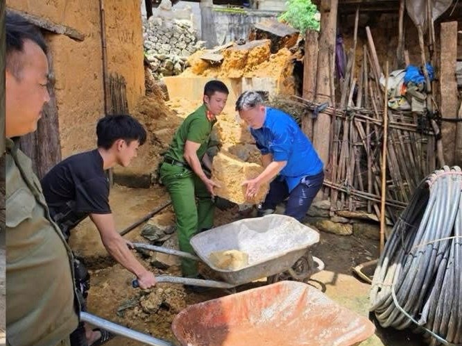 Kịp thời hỗ trợ người dân sơ tán khỏi ngôi nhà có nguy cơ đổ sập - ảnh 1