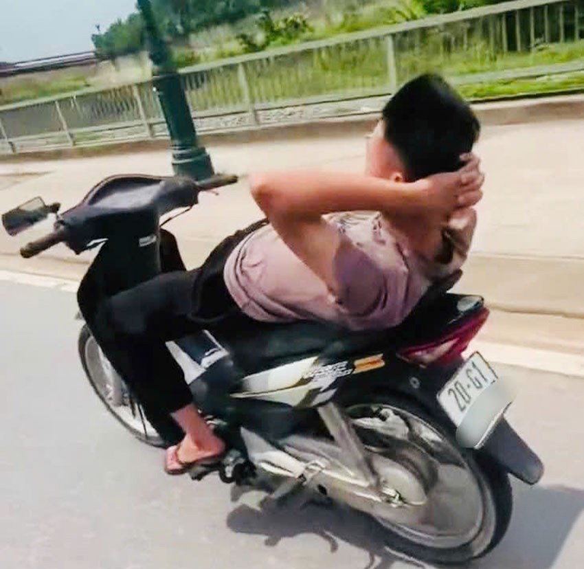 Nam thanh niên buông hai tay lái xe, bị xử lý nhiều lỗi vi phạm - ảnh 1