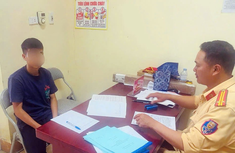 Nam thanh niên buông hai tay lái xe, bị xử lý nhiều lỗi vi phạm - ảnh 2