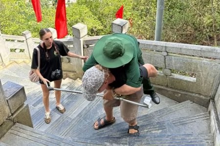 Khoảnh khắc du khách Pháp cõng cựu chiến binh lên Cột cờ Lũng Cú gây xúc động - ảnh 1