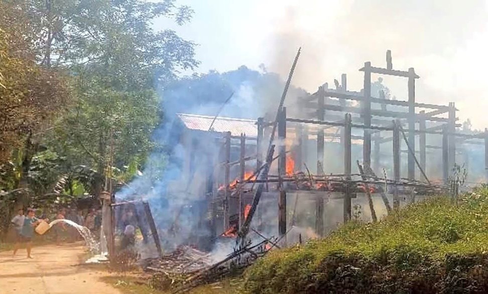 Hỏa hoạn “nuốt trọn” căn nhà sàn ở Thái Nguyên - ảnh 1