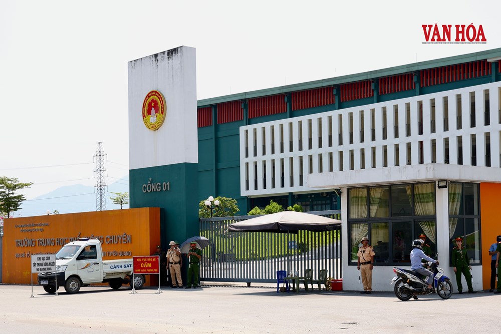 Chiều 13.8, thí sinh đến làm thủ tục dự thi lại tốt nghiệp THPT ở Tuyên Quang - ảnh 3