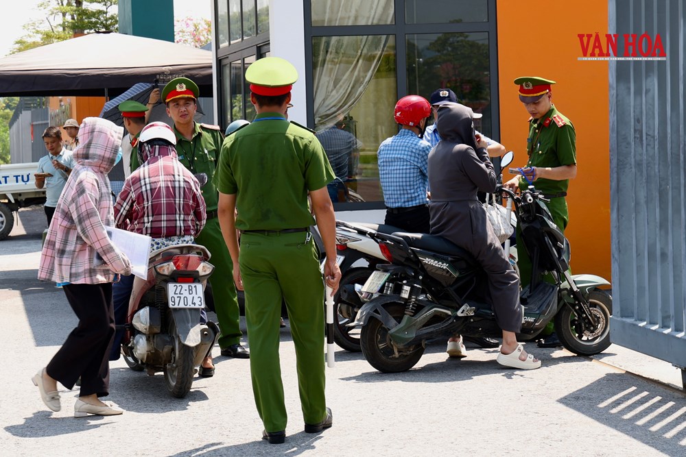 Chiều 13.8, thí sinh đến làm thủ tục dự thi lại tốt nghiệp THPT ở Tuyên Quang - ảnh 4