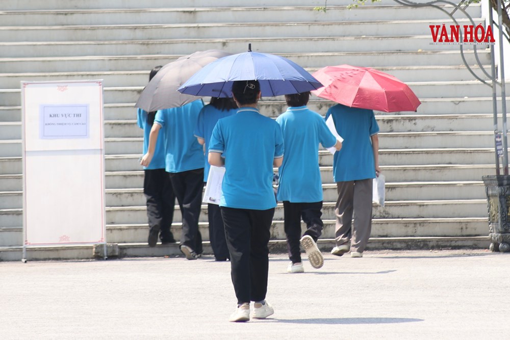 Chiều 13.8, thí sinh đến làm thủ tục dự thi lại tốt nghiệp THPT ở Tuyên Quang - ảnh 2