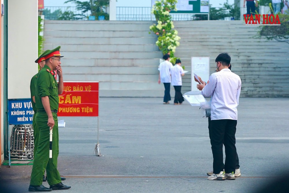 326 thí sinh bước vào môn thi đầu tiên kỳ thi lại tốt nghiệp THPT - ảnh 1