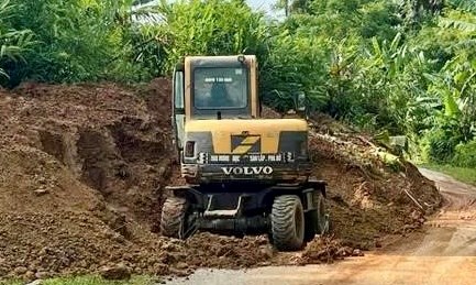 Lượng lớn đất đá “án ngữ” tuyến đường liên xã ở Thái Nguyên - ảnh 1