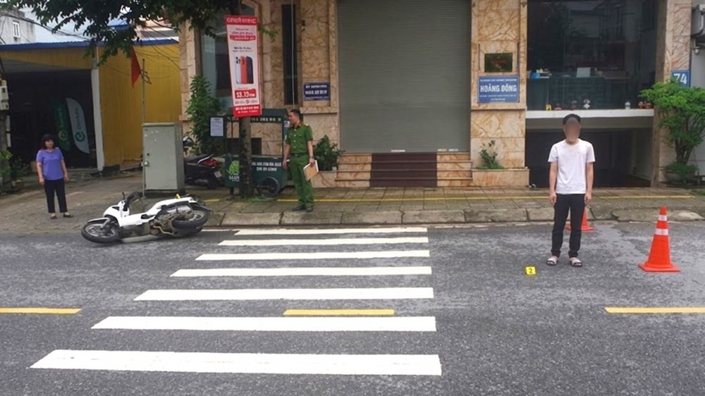 Khởi tố nam thanh niên dùng điện thoại khi lái xe gây tai nạn - ảnh 1