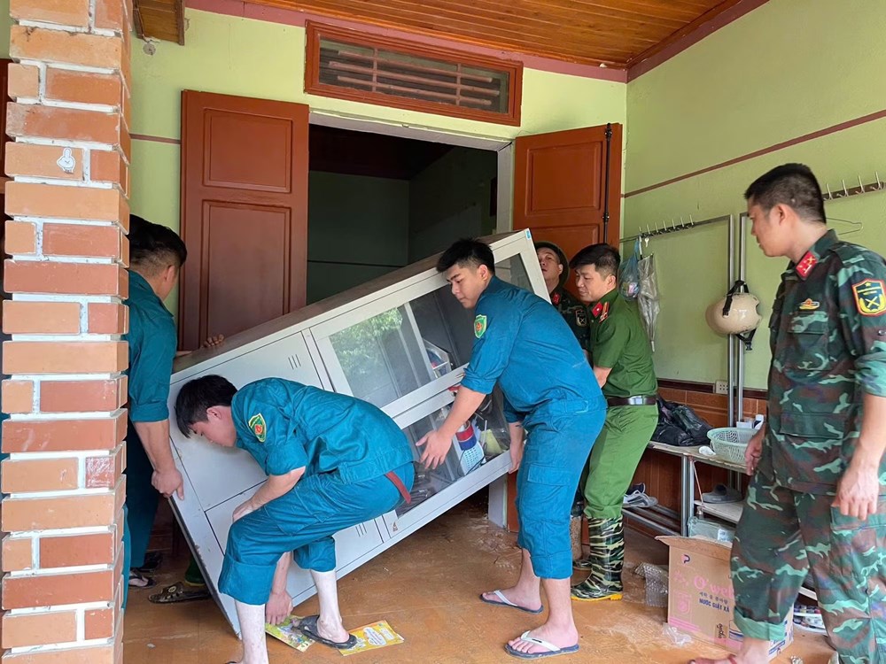 Lượng lớn đất đá tràn vào nhà dân ở Thái Nguyên - ảnh 2