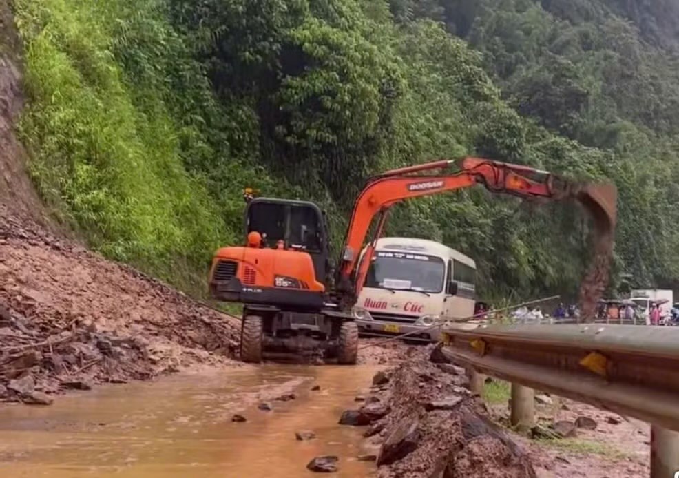 Lượng lớn đất đá tràn vào nhà dân ở Thái Nguyên - ảnh 3