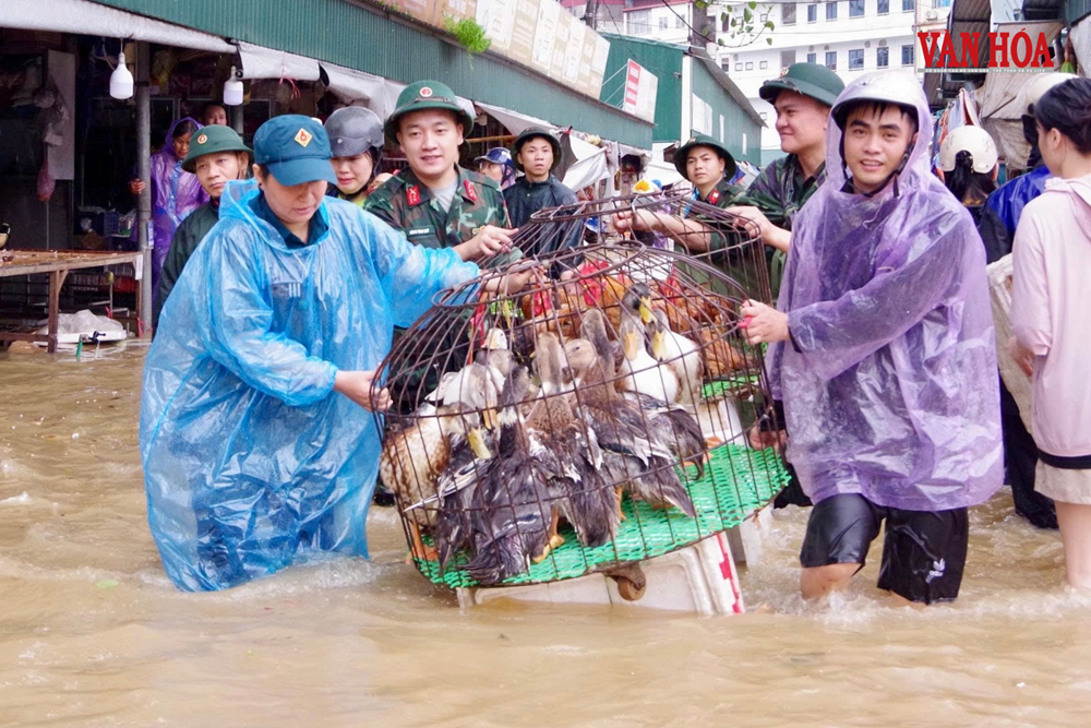 Hàng trăm chiến sĩ dầm mình trong nước lũ giúp người dân ở Lạng Sơn - ảnh 6