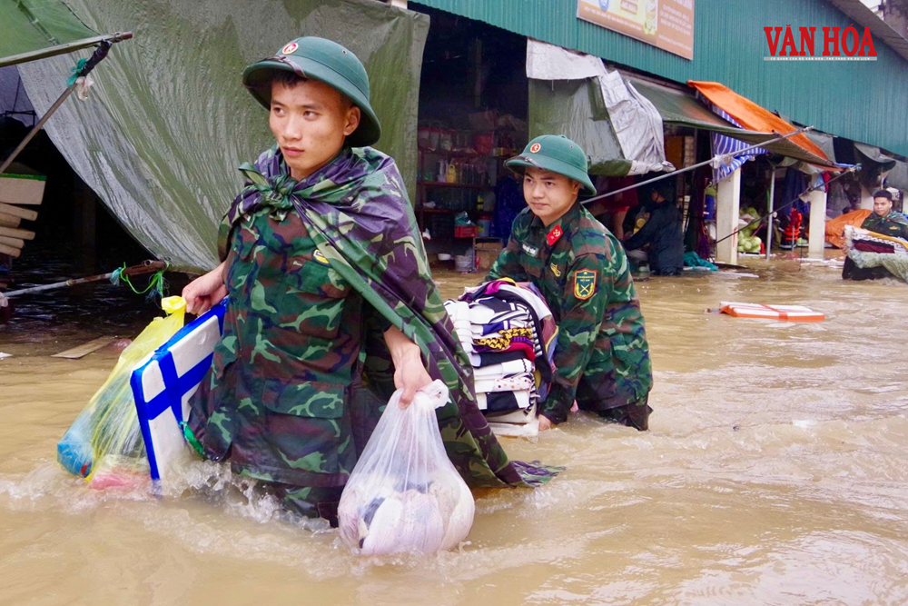 Hàng trăm chiến sĩ dầm mình trong nước lũ giúp người dân ở Lạng Sơn - ảnh 5