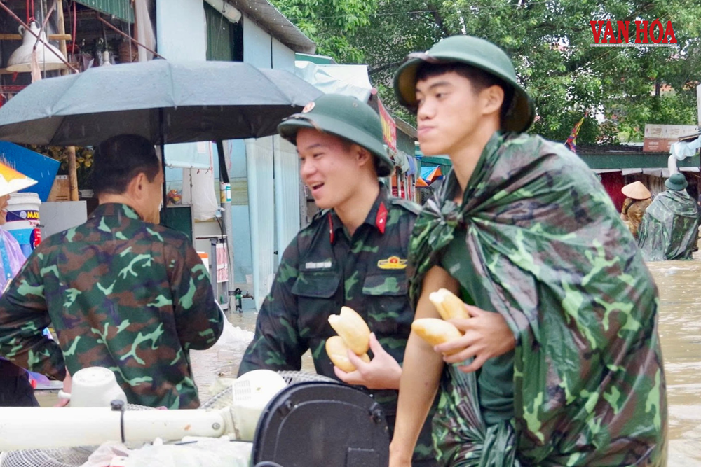 Hàng trăm chiến sĩ dầm mình trong nước lũ giúp người dân ở Lạng Sơn - ảnh 7