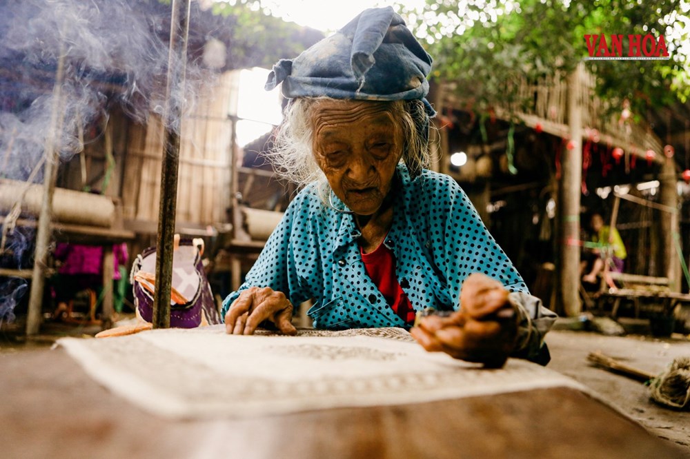 Pho sử sống giữ “hồn cốt” nghề vẽ sáp ong của người Mông nơi địa đầu Tổ quốc - ảnh 4