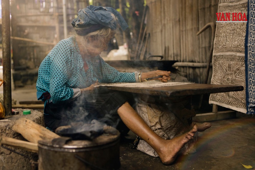 Pho sử sống giữ “hồn cốt” nghề vẽ sáp ong của người Mông nơi địa đầu Tổ quốc - ảnh 2