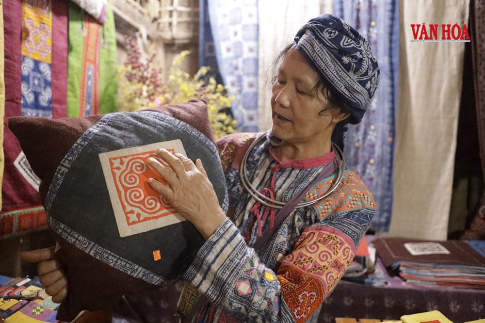 Pho sử sống giữ “hồn cốt” nghề vẽ sáp ong của người Mông nơi địa đầu Tổ quốc - ảnh 8