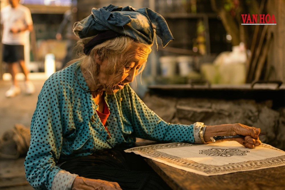 Pho sử sống giữ “hồn cốt” nghề vẽ sáp ong của người Mông nơi địa đầu Tổ quốc - ảnh 1