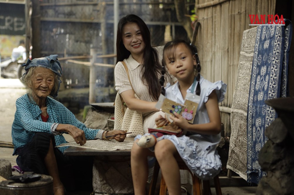 Pho sử sống giữ “hồn cốt” nghề vẽ sáp ong của người Mông nơi địa đầu Tổ quốc - ảnh 7