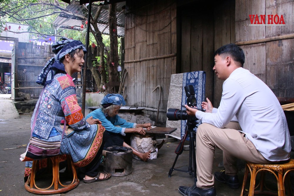 Pho sử sống giữ “hồn cốt” nghề vẽ sáp ong của người Mông nơi địa đầu Tổ quốc - ảnh 9