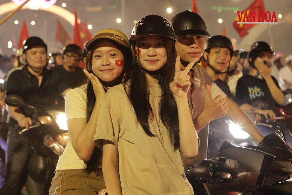 Biển người đổ xuống phố núi Thái Nguyên mừng tuyển Việt Nam chiến thắng - ảnh 6