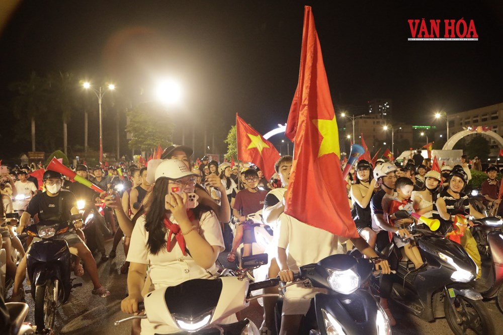 Biển người đổ xuống phố núi Thái Nguyên mừng tuyển Việt Nam chiến thắng - ảnh 5