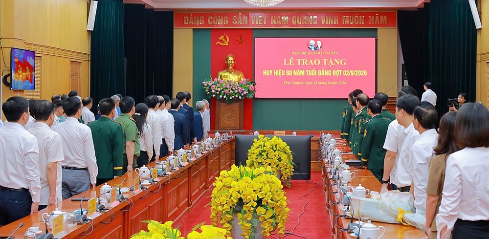 Đại tướng Phan Văn Giang trao Huy hiệu 80 năm tuổi Đảng tại Thái Nguyên - ảnh 1