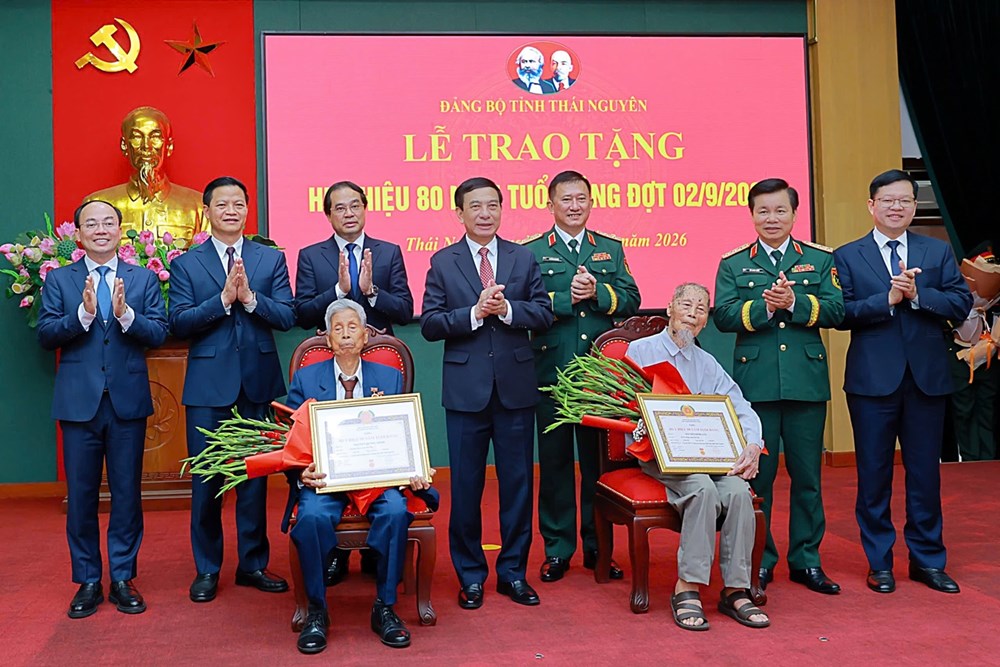 Đại tướng Phan Văn Giang trao Huy hiệu 80 năm tuổi Đảng tại Thái Nguyên - ảnh 3
