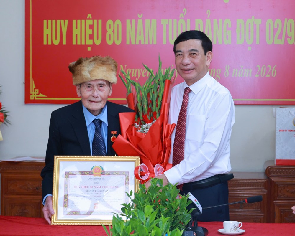 Đại tướng Phan Văn Giang trao Huy hiệu 80 năm tuổi Đảng tại Thái Nguyên - ảnh 4