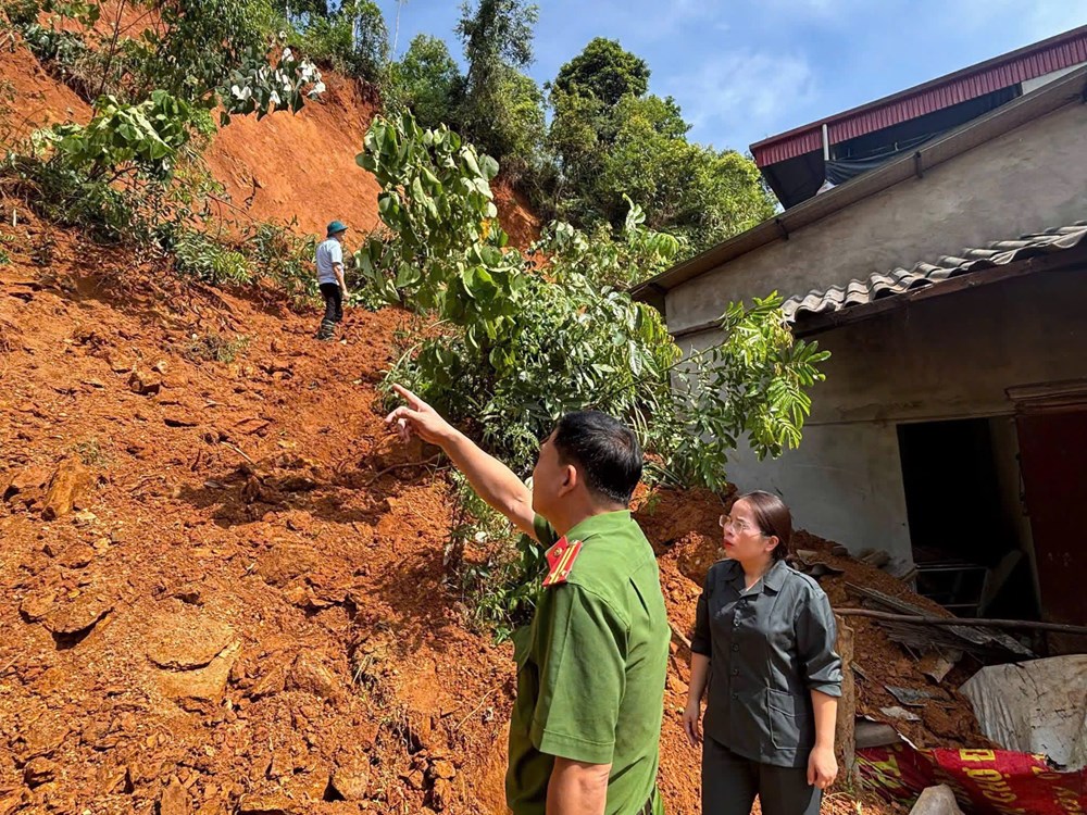 Lượng lớn đất đá sạt lở xuyên thủng tường nhà dân ở xã miền núi Thái Nguyên - ảnh 1