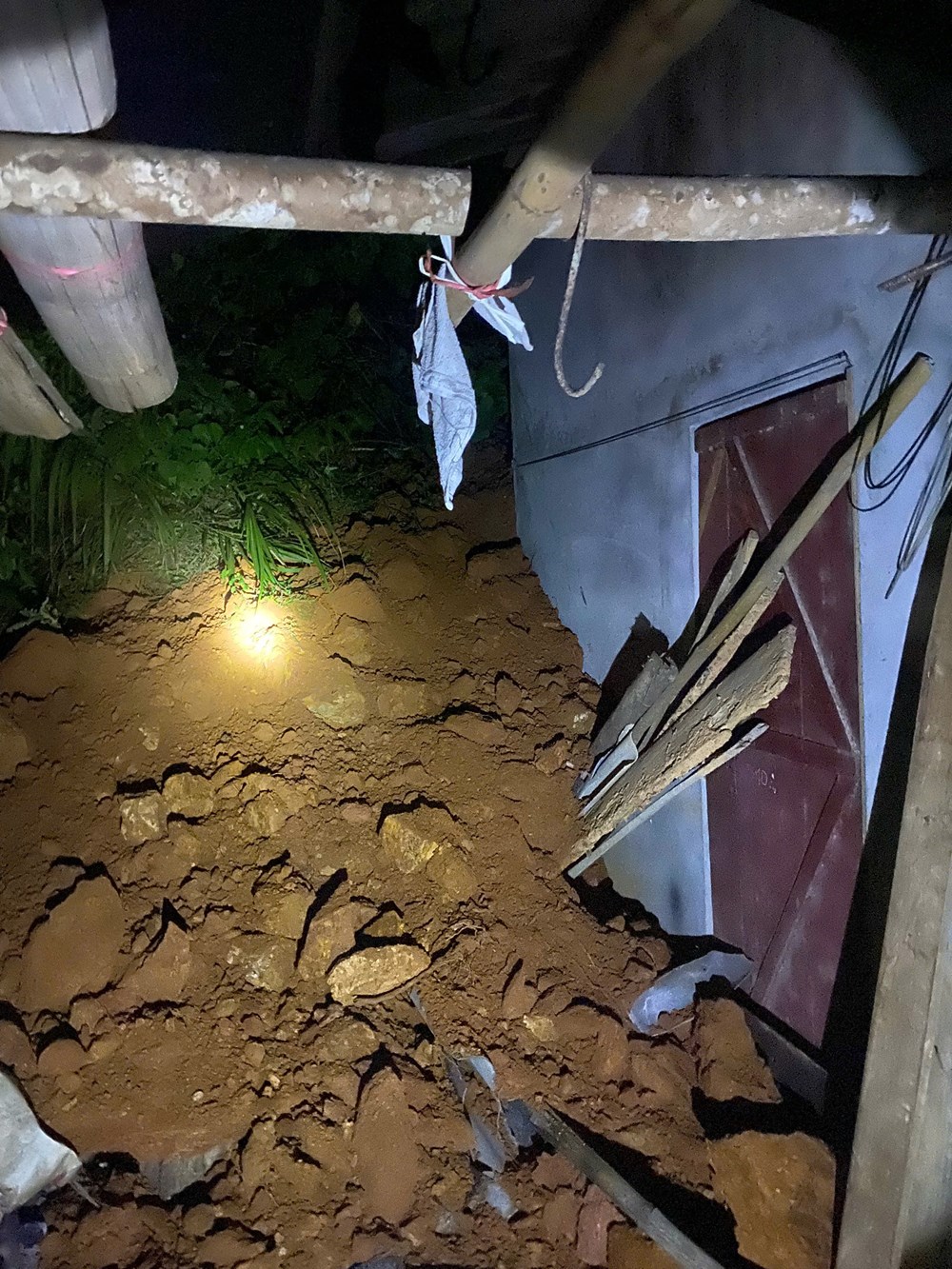 Lượng lớn đất đá sạt lở xuyên thủng tường nhà dân ở xã miền núi Thái Nguyên - ảnh 3