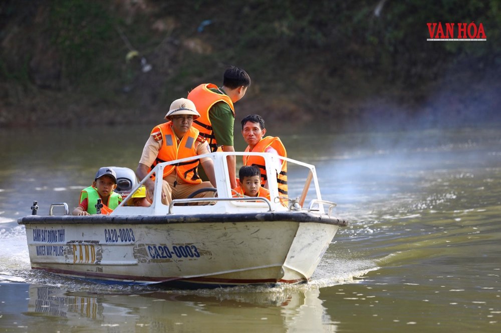 Chòng chành nhịp đò ngày khai giảng bên bến Đoàn Kết - ảnh 8