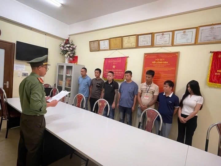 Hé lộ chiêu trò nhóm đối tượng dựng màn đãi vàng giả để lừa tiền tỉ - ảnh 1