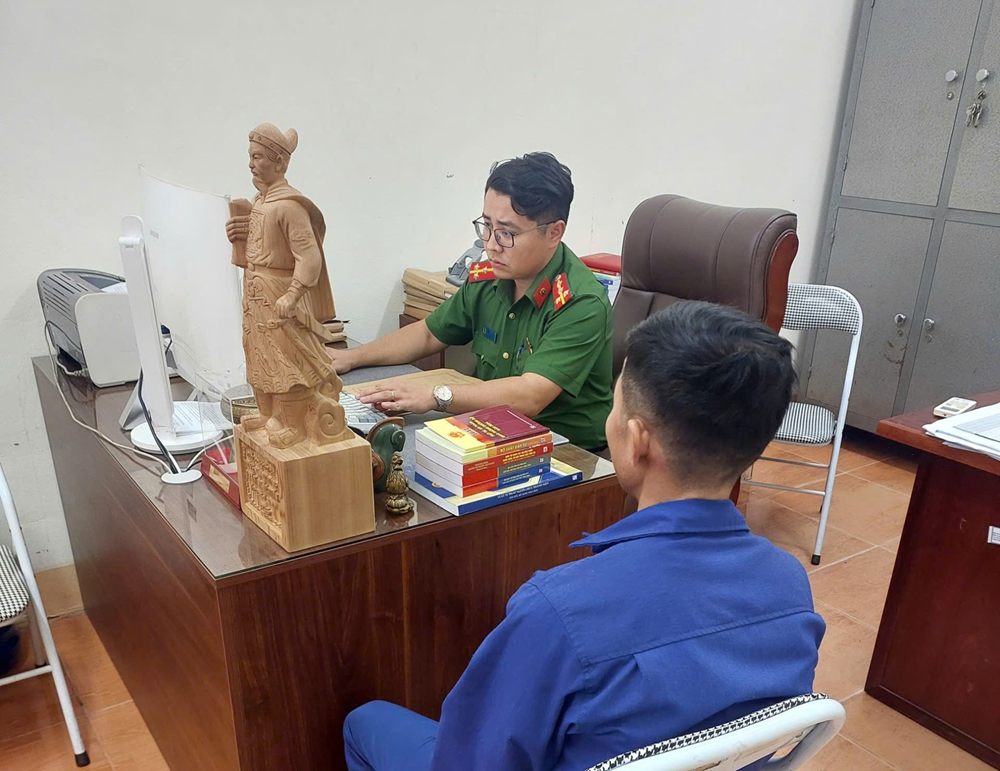 Người đàn ông bị khởi tố vì chửi bới, đánh nhân viên cây xăng ở Thái Nguyên - ảnh 1