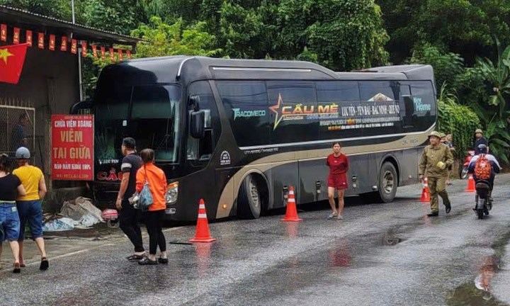 Xe máy bốc cháy sau va chạm ô tô bán tải, một người tử vong - ảnh 2