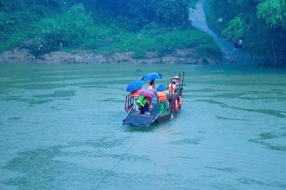 Mở lại bến đò sau vụ học sinh đi thuyền thô sơ vượt sông đến trường ở Thái Nguyên - ảnh 1