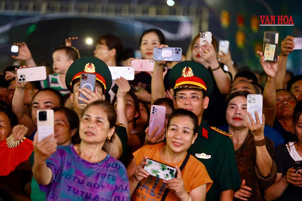 Biển người xuống phố ngắm dàn đèn lồng khổng lồ ở phố núi Thái Nguyên - ảnh 13