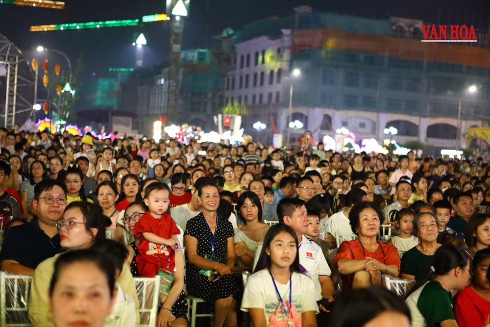 Biển người xuống phố ngắm dàn đèn lồng khổng lồ ở phố núi Thái Nguyên - ảnh 3