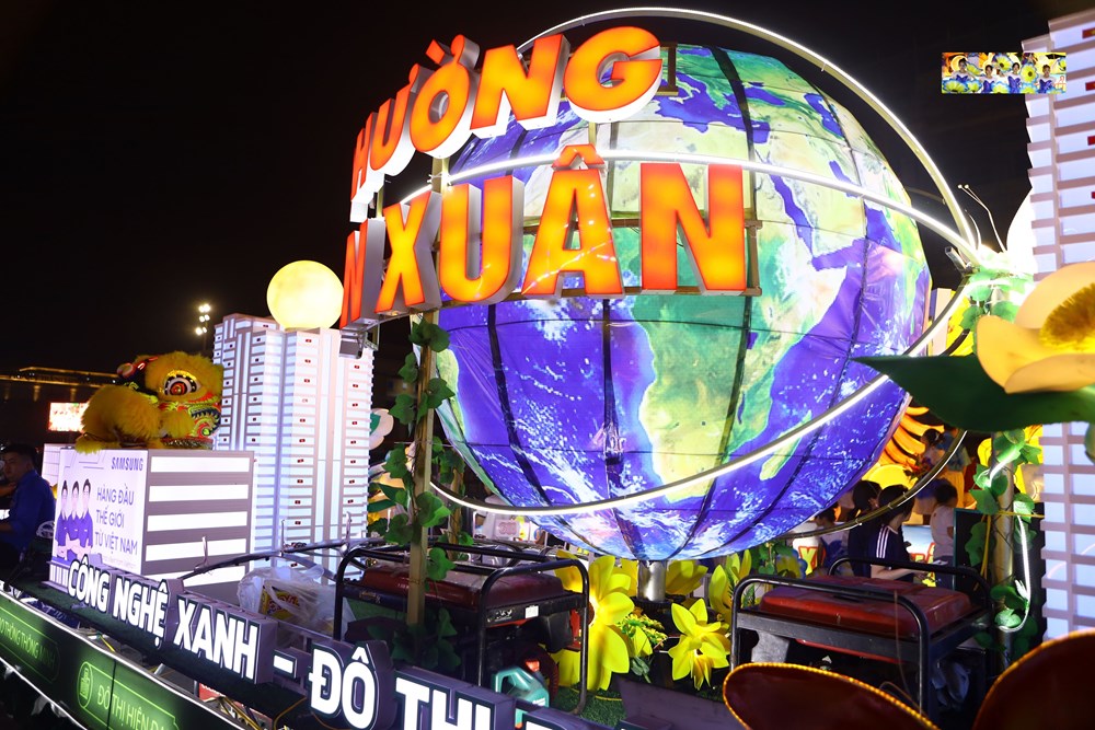 Biển người xuống phố ngắm dàn đèn lồng khổng lồ ở phố núi Thái Nguyên - ảnh 10