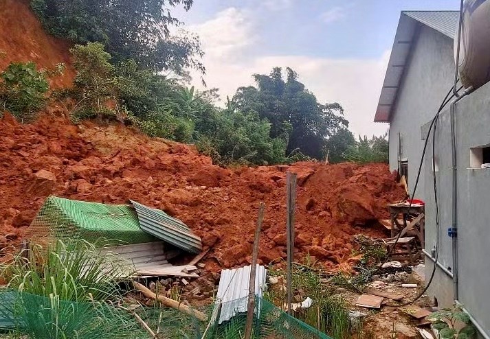 Mưa lớn gây sập nhà dân và sạt lở nhiều tuyến đường Lào Cai - ảnh 1