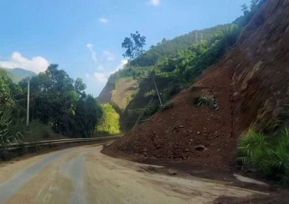 Mưa lớn gây sập nhà dân và sạt lở nhiều tuyến đường Lào Cai - ảnh 2