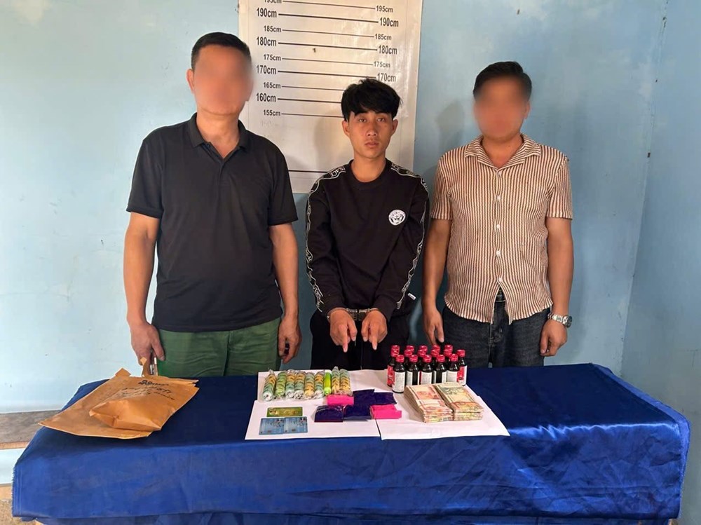 Bắt giữ 2 đối tượng mua bán hàng nghìn viên ma túy - ảnh 1