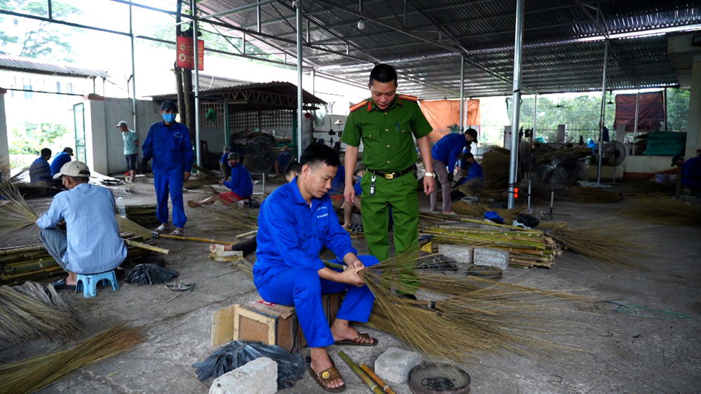 Khởi tố người đàn ông lẩn trốn vào rừng sử dụng ma túy - ảnh 2