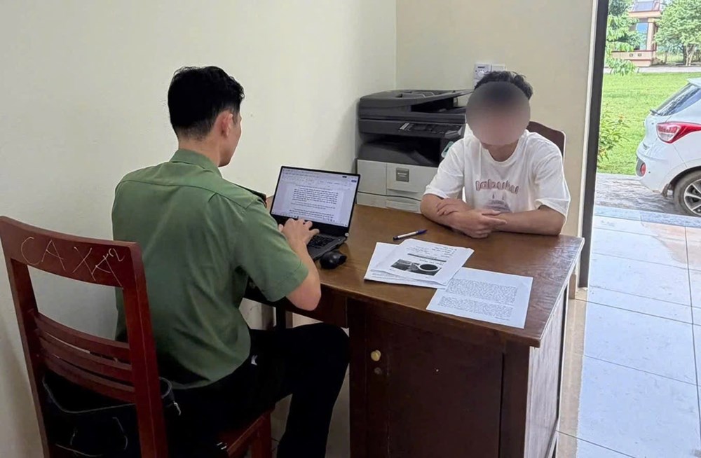 Xử phạt nam thanh niên livestream xúc phạm cán bộ trên không gian mạng - ảnh 1