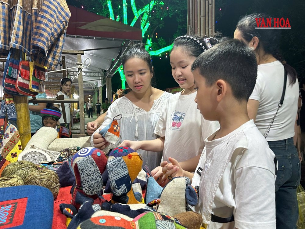 Đưa văn hóa Mông xuống phố qua câu chuyện sợi lanh - ảnh 3